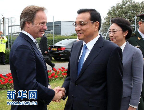 6月16日，應(yīng)英國首相卡梅倫邀請，國務(wù)院總理李克強(qiáng)乘專機(jī)抵達(dá)倫敦希思羅機(jī)場，開始對英國進(jìn)行正式訪問。李克強(qiáng)總理夫人程虹同機(jī)抵達(dá)。這是英國政府高級官員到機(jī)場迎接李克強(qiáng)總理和夫人。新華社記者 龐興雷 攝