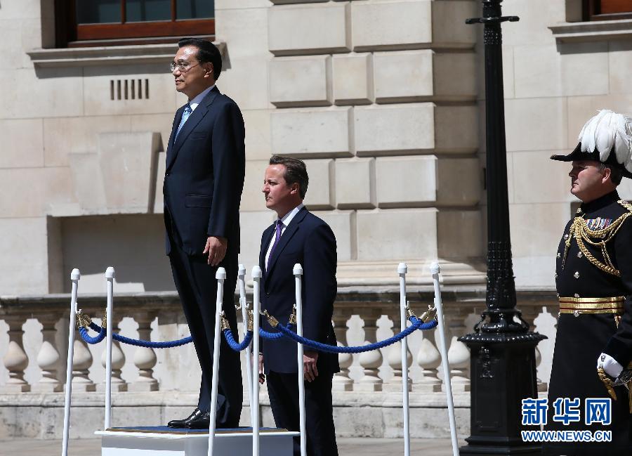 6月17日，中國國務(wù)院總理李克強在倫敦唐寧街10號首相府同英國首相卡梅倫舉行中英總理年度會晤。這是會晤前，卡梅倫為李克強舉行隆重的歡迎儀式。新華社記者 龐興雷 攝 
