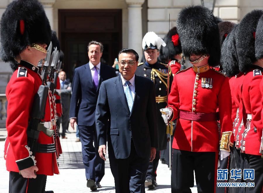 6月17日，國務(wù)院總理李克強在倫敦唐寧街10號首相府同英國首相卡梅倫舉行中英總理年度會晤。這是會晤前，卡梅倫為李克強舉行隆重的歡迎儀式。新華社記者 龐興雷 攝