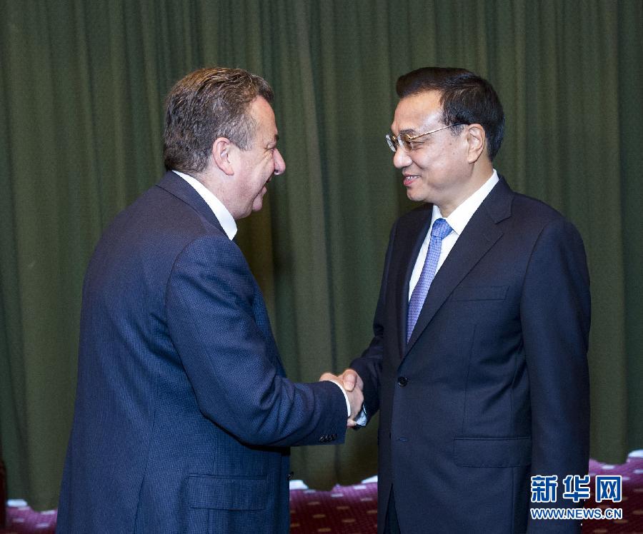 6月21日，國務(wù)院總理李克強(qiáng)在希臘克里特省首府伊拉克利翁會見省長阿爾納烏塔基斯。 新華社記者 王曄 攝 