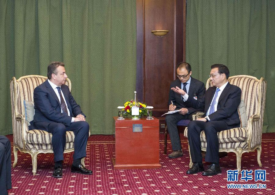 6月21日，國務(wù)院總理李克強(qiáng)在希臘克里特省首府伊拉克利翁會見省長阿爾納烏塔基斯。 新華社記者 王曄 攝