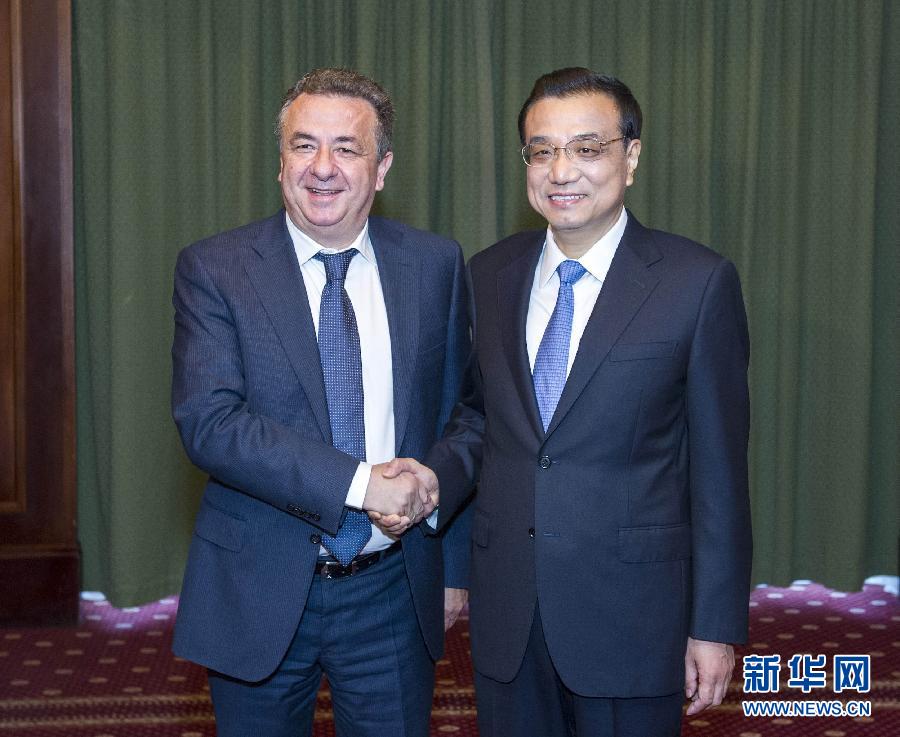 6月21日，國務(wù)院總理李克強(qiáng)在希臘克里特省首府伊拉克利翁會見省長阿爾納烏塔基斯。 新華社記者 王曄 攝