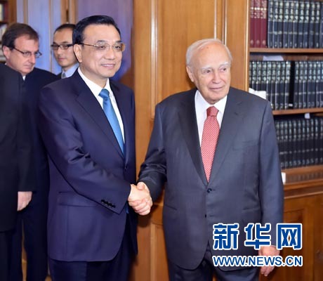 6月20日，國務(wù)院總理李克強在雅典總統(tǒng)府會見希臘總統(tǒng)帕普利亞斯。 新華社記者 李濤 攝