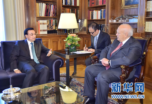 6月20日，國務(wù)院總理李克強在雅典總統(tǒng)府會見希臘總統(tǒng)帕普利亞斯。 新華社記者 李濤 攝