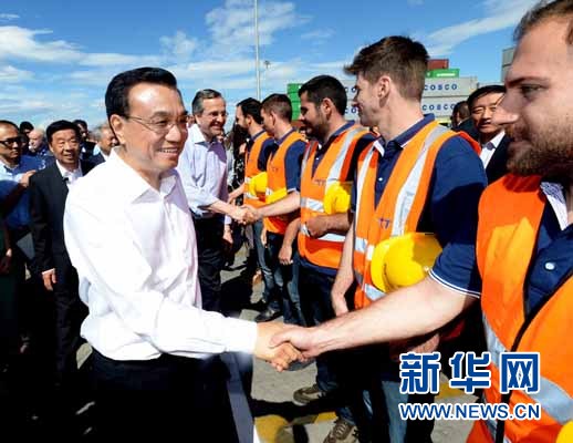 6月20日，國(guó)務(wù)院總理李克強(qiáng)與希臘總理薩馬拉斯共同考察中國(guó)遠(yuǎn)洋運(yùn)輸集團(tuán)比雷埃夫斯集裝箱碼頭。這是李克強(qiáng)和薩馬拉斯來(lái)到3號(hào)碼頭，同碼頭工人親切交流。新華社記者 李濤 攝 