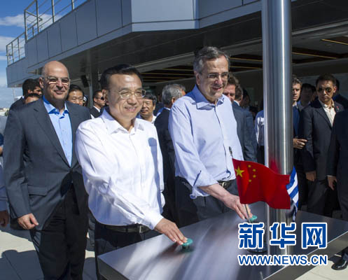 這是李克強(qiáng)與薩馬拉斯共同發(fā)出指令，一列滿載中國(guó)貨物的列車緩緩駛出比雷埃夫斯港，開(kāi)往中東歐目的地。新華社記者 王曄 攝