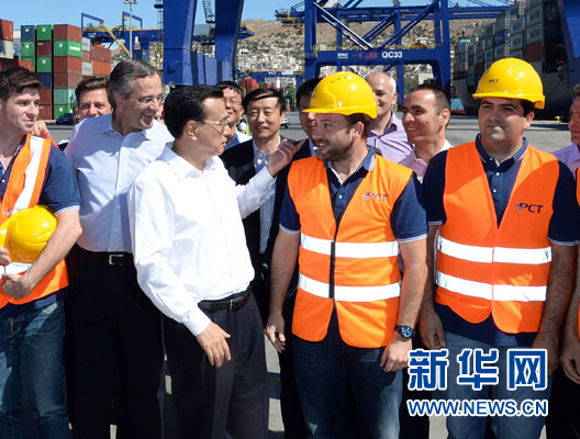 6月20日，國(guó)務(wù)院總理李克強(qiáng)與希臘總理薩馬拉斯共同考察中國(guó)遠(yuǎn)洋運(yùn)輸集團(tuán)比雷埃夫斯集裝箱碼頭。這是李克強(qiáng)和薩馬拉斯來(lái)到3號(hào)碼頭，同碼頭工人親切交流。新華社記者 李濤 攝