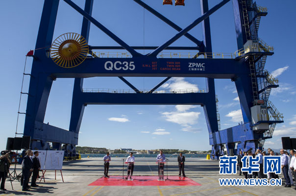 這是李克強(qiáng)和薩馬拉斯在3號(hào)碼頭發(fā)表講話。新華社記者 王曄 攝