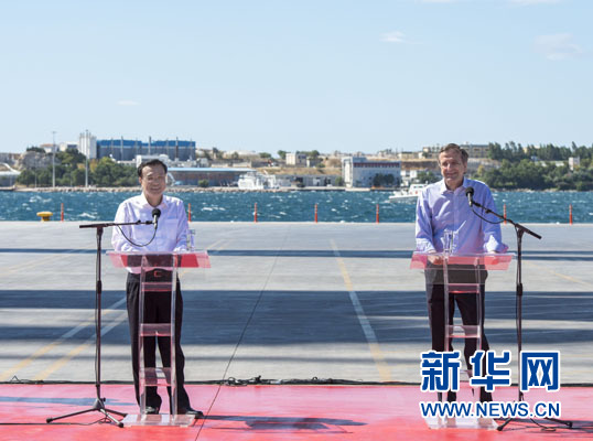 這是李克強(qiáng)和薩馬拉斯在3號(hào)碼頭發(fā)表講話。新華社記者 王曄 攝