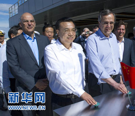 這是李克強(qiáng)與薩馬拉斯共同發(fā)出指令，一列滿載中國(guó)貨物的列車緩緩駛出比雷埃夫斯港，開(kāi)往中東歐目的地。新華社記者 王曄 攝