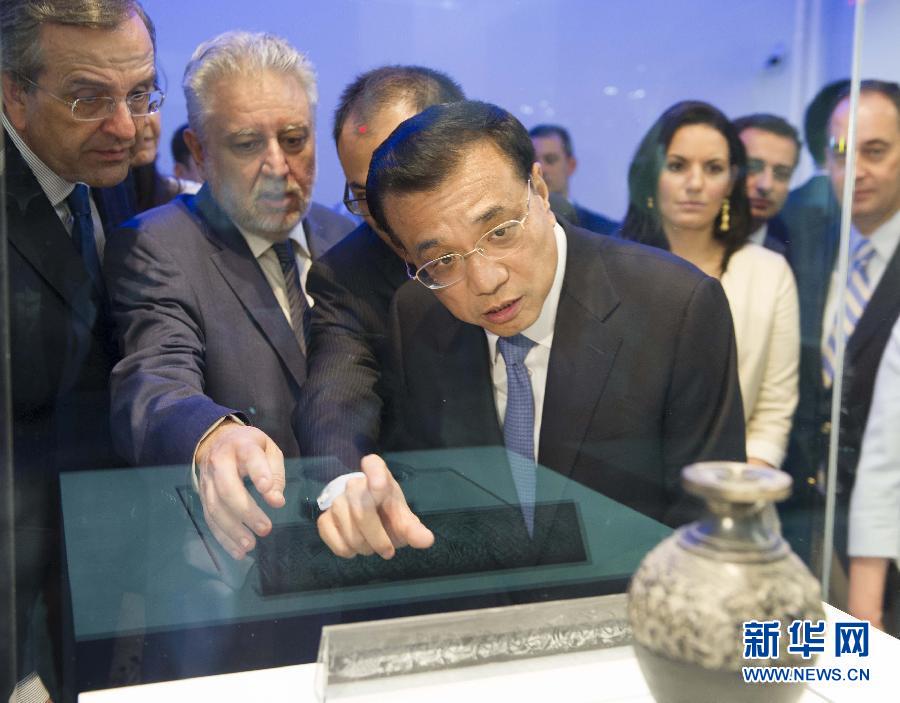  6月21日，國(guó)務(wù)院總理李克強(qiáng)與希臘總理薩馬拉斯共同出席希臘伊拉克利翁博物館新館開館儀式并發(fā)表講話。這是李克強(qiáng)在參觀博物館展品。新華社記者 黃敬文 攝 