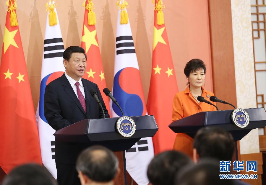 7月3日，國(guó)家主席習(xí)近平在首爾同韓國(guó)總統(tǒng)樸槿惠舉行會(huì)談。會(huì)談后，兩國(guó)元首共同會(huì)見記者。 新華社記者姚大偉攝
