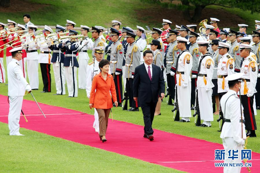7月3日，國(guó)家主席習(xí)近平在首爾同韓國(guó)總統(tǒng)樸槿惠舉行會(huì)談。會(huì)談前，樸槿惠在青瓦臺(tái)總統(tǒng)府為習(xí)近平舉行隆重歡迎儀式。 新華社記者姚大偉攝