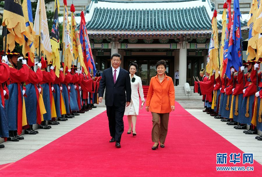 7月3日，國(guó)家主席習(xí)近平在首爾同韓國(guó)總統(tǒng)樸槿惠舉行會(huì)談。會(huì)談前，樸槿惠在青瓦臺(tái)總統(tǒng)府為習(xí)近平舉行隆重歡迎儀式。 新華社記者饒愛民攝 