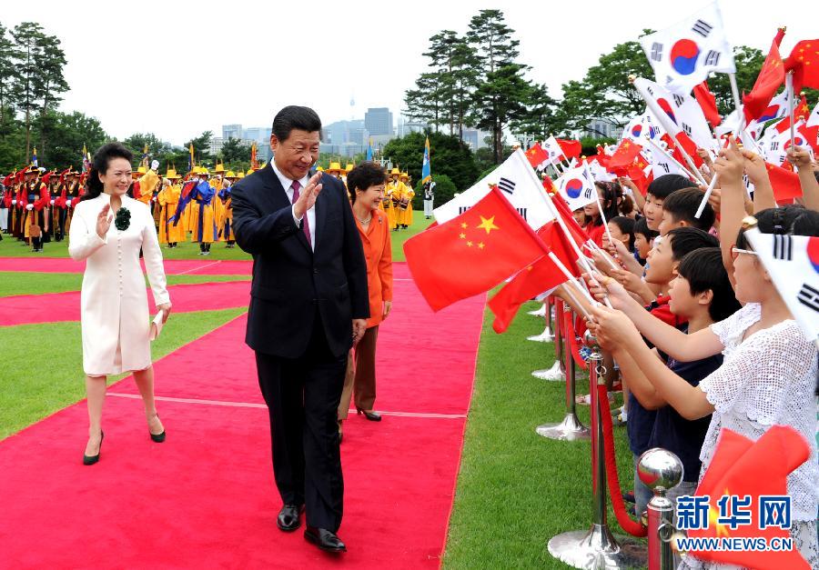 7月3日，國(guó)家主席習(xí)近平在首爾同韓國(guó)總統(tǒng)樸槿惠舉行會(huì)談。會(huì)談前，樸槿惠在青瓦臺(tái)總統(tǒng)府為習(xí)近平舉行隆重歡迎儀式。 新華社記者饒愛民攝 
