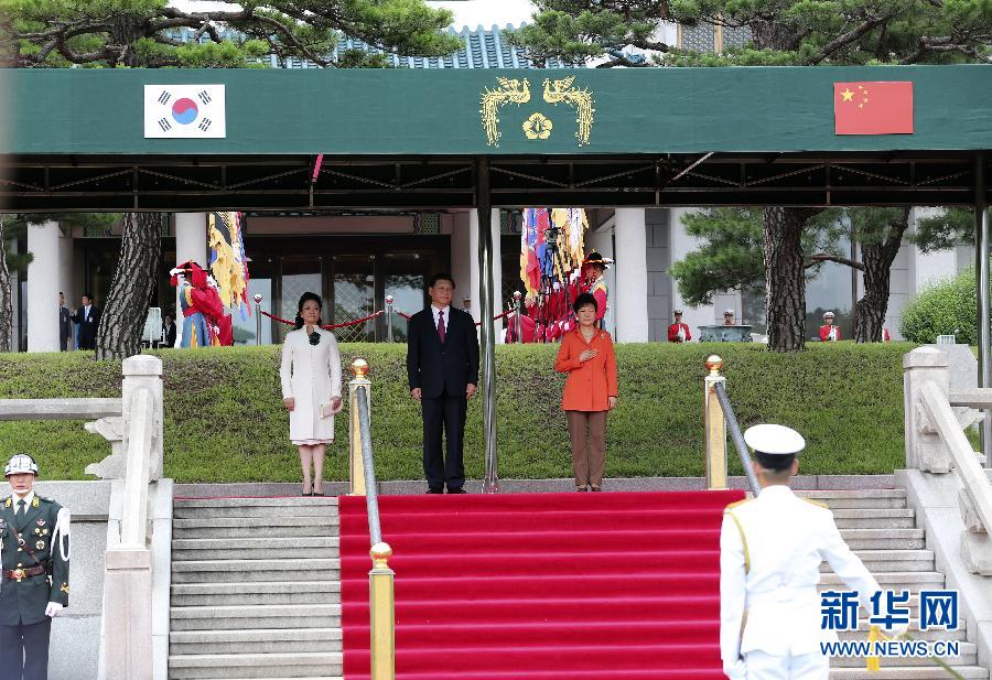 7月3日，國(guó)家主席習(xí)近平在首爾同韓國(guó)總統(tǒng)樸槿惠舉行會(huì)談。會(huì)談前，樸槿惠在青瓦臺(tái)總統(tǒng)府為習(xí)近平舉行隆重歡迎儀式。 新華社記者丁林?jǐn)z 