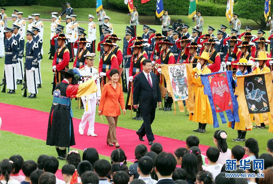 7月3日，國(guó)家主席習(xí)近平在首爾同韓國(guó)總統(tǒng)樸槿惠舉行會(huì)談。會(huì)談前，樸槿惠在青瓦臺(tái)總統(tǒng)府為習(xí)近平舉行隆重歡迎儀式。 新華社記者姚大偉攝 