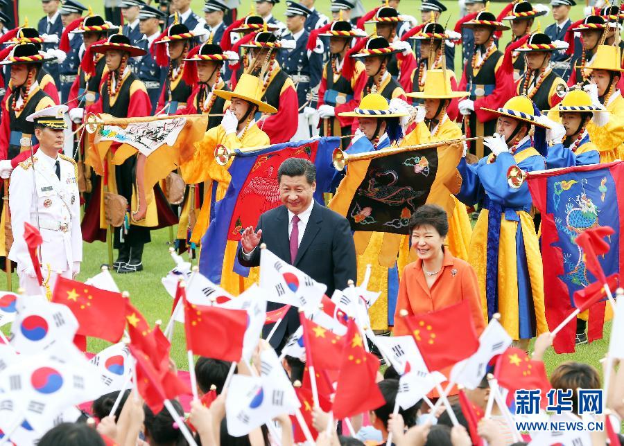 7月3日，國(guó)家主席習(xí)近平在首爾同韓國(guó)總統(tǒng)樸槿惠舉行會(huì)談。會(huì)談前，樸槿惠在青瓦臺(tái)總統(tǒng)府為習(xí)近平舉行隆重歡迎儀式。 新華社記者姚大偉攝 