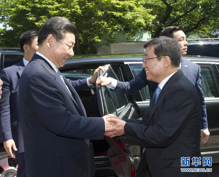 7月4日，國家主席習(xí)近平在韓國國立首爾大學(xué)發(fā)表題為《共創(chuàng)中韓合作未來　同襄亞洲振興繁榮》的重要演講。這是首爾大學(xué)校長吳然天迎接習(xí)近平主席。新華社記者 謝環(huán)馳 攝 