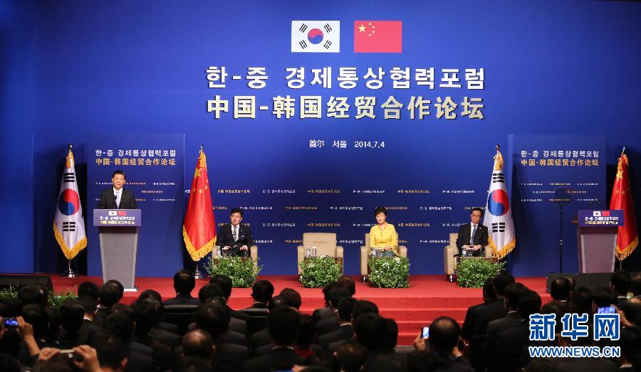 7月4日，國家主席習(xí)近平在首爾與韓國總統(tǒng)樸槿惠共同出席中韓經(jīng)貿(mào)合作論壇。習(xí)近平發(fā)表題為《攜手合作，共創(chuàng)未來》的重要講話。 新華社記者蘭紅光 攝  