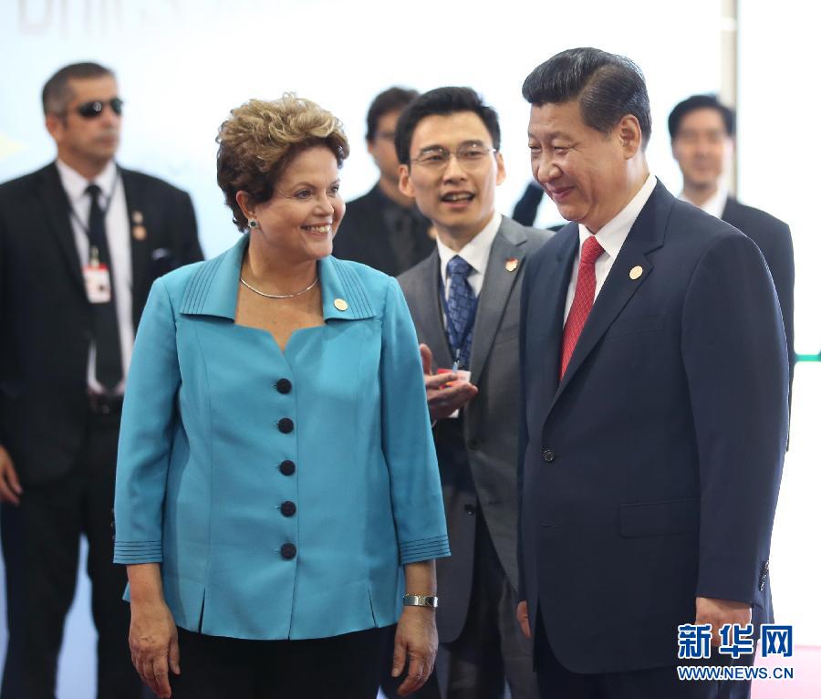 7月15日，國(guó)家主席習(xí)近平在巴西福塔萊薩出席金磚國(guó)家領(lǐng)導(dǎo)人第六次會(huì)晤。這是巴西總統(tǒng)羅塞夫迎接習(xí)近平主席。 新華社記者 蘭紅光 攝 