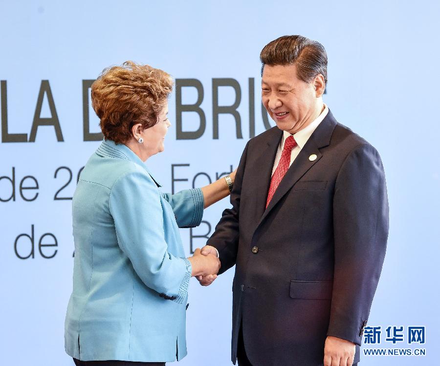 7月15日，國(guó)家主席習(xí)近平在巴西福塔萊薩出席金磚國(guó)家領(lǐng)導(dǎo)人第六次會(huì)晤。這是巴西總統(tǒng)羅塞夫迎接習(xí)近平主席。 新華社記者 李學(xué)仁 攝  