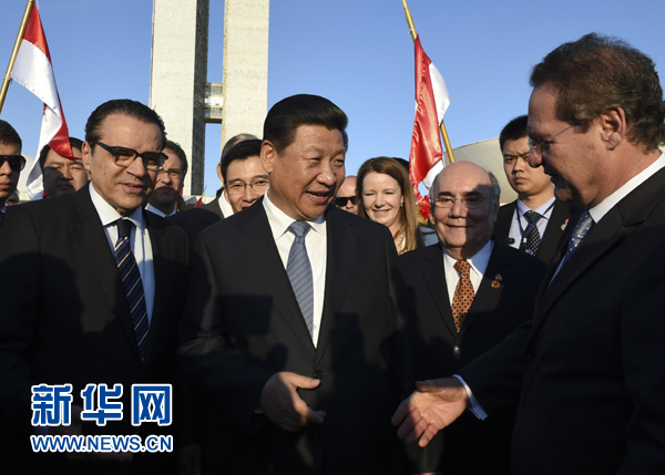 7月16日，國家主席習(xí)近平在巴西利亞會(huì)見巴西參議長卡列羅斯（前右）和眾議長阿爾維斯（前左）。 新華社記者 李學(xué)仁 攝 
