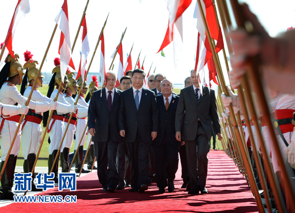 7月16日，國家主席習(xí)近平在巴西利亞會(huì)見巴西參議長卡列羅斯和眾議長阿爾維斯。這是習(xí)近平步入國會(huì)大廈。 新華社記者 劉建生 攝 