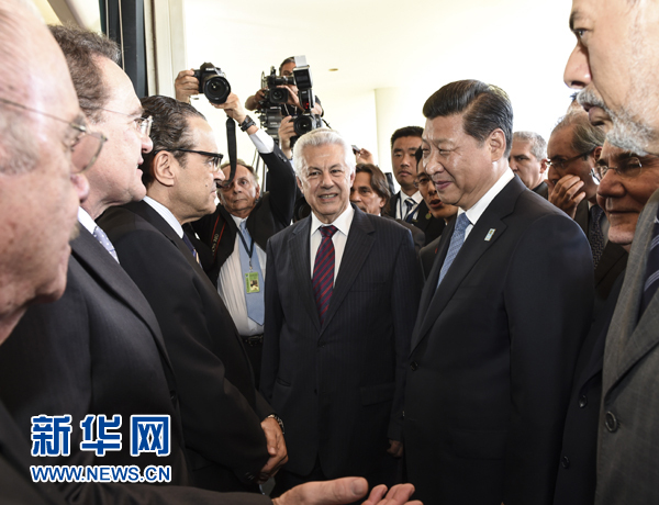 7月16日，國家主席習(xí)近平在巴西利亞會(huì)見巴西參議長卡列羅斯和眾議長阿爾維斯。這是兩院議長迎接習(xí)近平主席，并介紹議員代表。 新華社記者李學(xué)仁 攝 