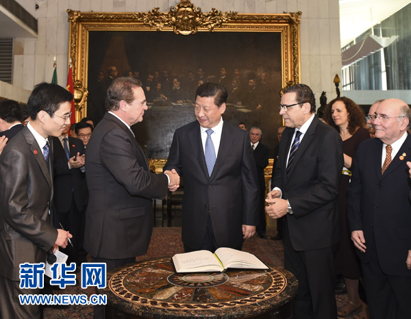7月16日，國家主席習(xí)近平在巴西利亞會(huì)見巴西參議長卡列羅斯（前排左二）和眾議長阿爾維斯（前排右二）。 新華社記者 李學(xué)仁 攝 
