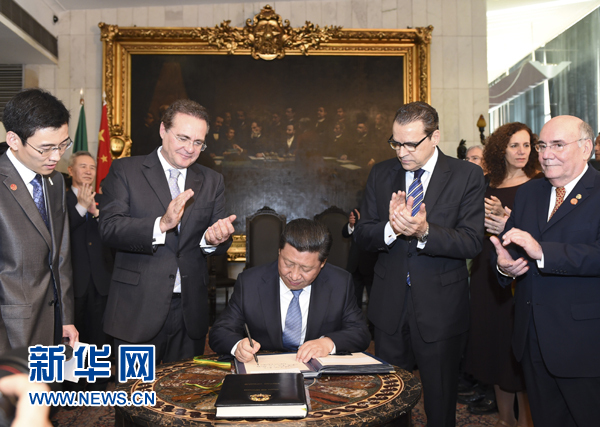 7月16日，國家主席習(xí)近平在巴西利亞會(huì)見巴西參議長卡列羅斯（前排左二）和眾議長阿爾維斯（前排右二）。這是習(xí)近平應(yīng)邀為參眾兩院題詞。新華社記者 李學(xué)仁 攝 