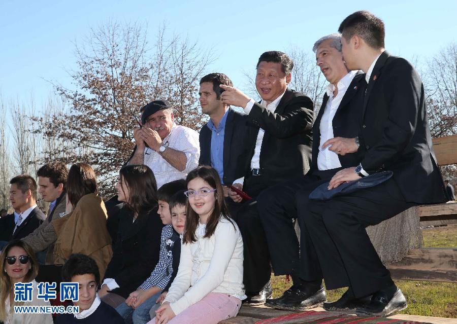 當?shù)貢r間7月19日，正在對阿根廷進行國事訪問的國家主席習近平參觀共和國莊園，考察阿根廷農(nóng)牧業(yè)，了解阿根廷農(nóng)牧民文化特色。新華社記者劉衛(wèi)兵攝