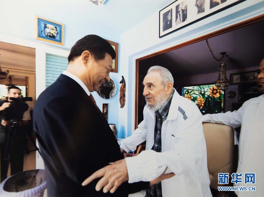 當(dāng)?shù)貢r(shí)間7月22日，國(guó)家主席習(xí)近平在哈瓦那親切探望古巴革命領(lǐng)袖菲德?tīng)?middot;卡斯特羅。 新華社發(fā)