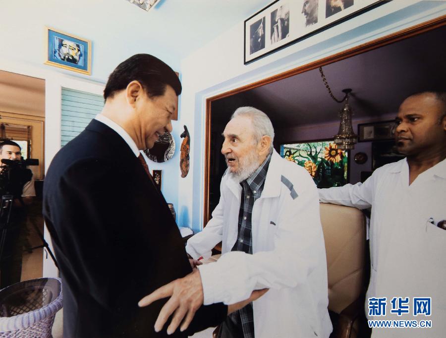當(dāng)?shù)貢r(shí)間7月22日，國(guó)家主席習(xí)近平在哈瓦那親切探望古巴革命領(lǐng)袖菲德?tīng)?middot;卡斯特羅。 新華社發(fā)