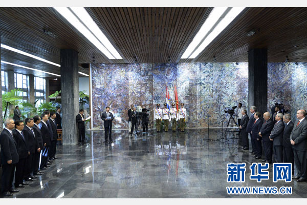 當(dāng)?shù)貢r(shí)間7月22日，國(guó)家主席習(xí)近平在哈瓦那接受古巴政府授予的“何塞·馬蒂”勛章。古巴國(guó)務(wù)委員會(huì)主席兼部長(zhǎng)會(huì)議主席勞爾·卡斯特羅為習(xí)近平佩戴勛章。新華社記者馬占成攝