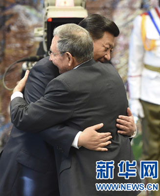 當(dāng)?shù)貢r(shí)間7月22日，國(guó)家主席習(xí)近平在哈瓦那接受古巴政府授予的“何塞·馬蒂”勛章。古巴國(guó)務(wù)委員會(huì)主席兼部長(zhǎng)會(huì)議主席勞爾·卡斯特羅為習(xí)近平佩戴勛章。新華社記者馬占成攝