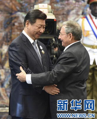當(dāng)?shù)貢r(shí)間7月22日，國(guó)家主席習(xí)近平在哈瓦那接受古巴政府授予的“何塞·馬蒂”勛章。古巴國(guó)務(wù)委員會(huì)主席兼部長(zhǎng)會(huì)議主席勞爾·卡斯特羅為習(xí)近平佩戴勛章。新華社記者馬占成攝