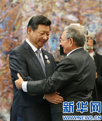 當(dāng)?shù)貢r(shí)間7月22日，國(guó)家主席習(xí)近平在哈瓦那接受古巴政府授予的“何塞·馬蒂”勛章。古巴國(guó)務(wù)委員會(huì)主席兼部長(zhǎng)會(huì)議主席勞爾·卡斯特羅為習(xí)近平佩戴勛章。新華社記者劉衛(wèi)兵攝