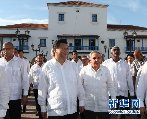 當(dāng)?shù)貢r間7月23日，國家主席習(xí)近平在古巴國務(wù)委員會主席兼部長會議主席勞爾·卡斯特羅全程陪同下，訪問古巴第二大城市、被稱為“英雄城”的圣地亞哥。這是習(xí)近平和勞爾參觀圣地亞哥市政府。新華社記者蘭紅光 攝