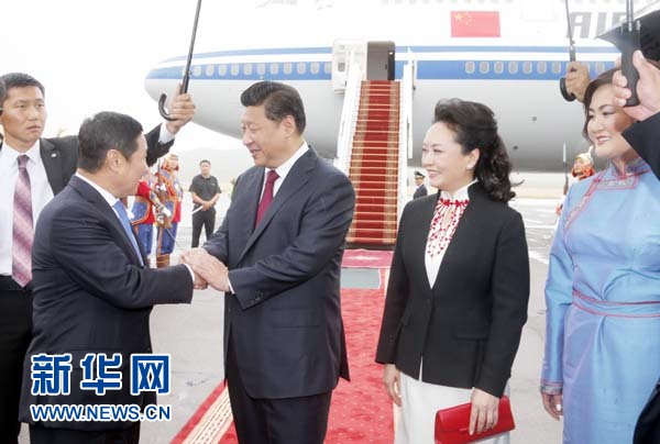 8月21日，國家主席習(xí)近平抵達(dá)烏蘭巴托，開始對蒙古國進(jìn)行國事訪問。習(xí)近平和夫人彭麗媛在機(jī)場受到蒙古國總理阿勒坦呼亞格夫婦熱情迎接。新華社記者鞠鵬攝