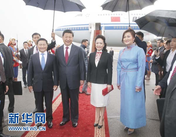 8月21日，國家主席習(xí)近平抵達(dá)烏蘭巴托，開始對蒙古國進(jìn)行國事訪問。習(xí)近平和夫人彭麗媛在機(jī)場受到蒙古國總理阿勒坦呼亞格夫婦熱情迎接。新華社記者鞠鵬攝 