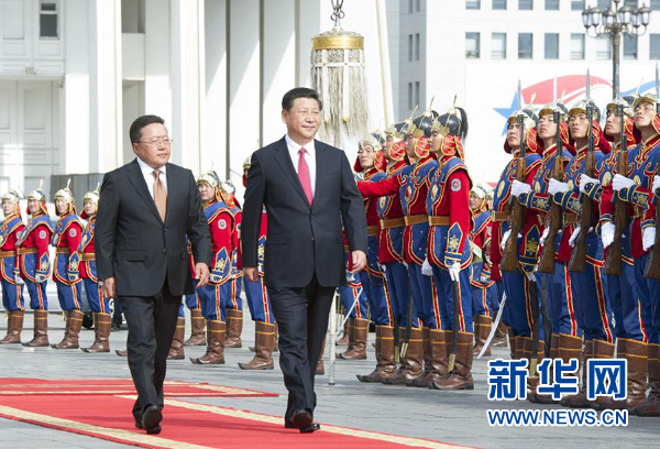 8月21日，國(guó)家主席習(xí)近平在烏蘭巴托同蒙古國(guó)總統(tǒng)額勒貝格道爾吉舉行會(huì)談。會(huì)談前，額勒貝格道爾吉在國(guó)家宮前廣場(chǎng)為習(xí)近平舉行隆重歡迎儀式。新華社記者 黃敬文 攝