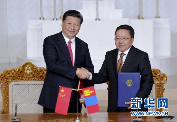 8月21日，國(guó)家主席習(xí)近平在烏蘭巴托同蒙古國(guó)總統(tǒng)額勒貝格道爾吉舉行會(huì)談。會(huì)談后，兩國(guó)元首共同簽署并發(fā)表《中華人民共和國(guó)和蒙古國(guó)關(guān)于建立和發(fā)展全面戰(zhàn)略伙伴關(guān)系的聯(lián)合宣言》。新華社記者 張鐸 攝