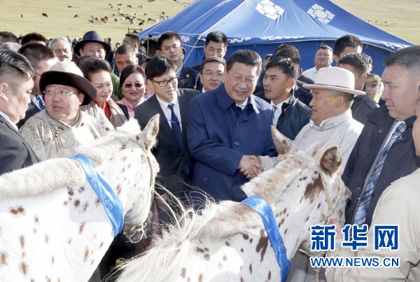 8月22日，國家主席習(xí)近平在蒙古國總統(tǒng)額勒貝格道爾吉陪同下前往烏蘭巴托市郊觀看那達(dá)慕。額勒貝格道爾吉向習(xí)近平夫婦贈送兩匹蒙古馬。習(xí)近平為兩匹馬分別取名阿爾泰和克魯倫，寓意中蒙兩國山水相連、睦鄰友好。新華社記者 鞠鵬 攝