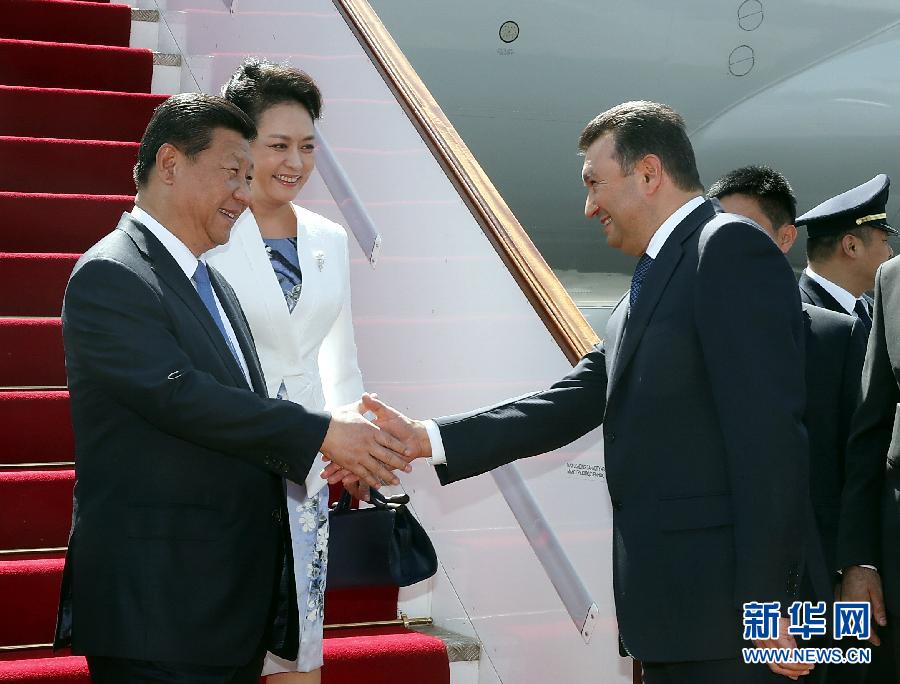 9月11日，國家主席習近平抵達杜尚別，應塔吉克斯坦總統(tǒng)拉赫蒙邀請，出席上海合作組織成員國元首理事會第十四次會議并對塔吉克斯坦進行國事訪問。習近平和夫人彭麗媛在機場受到塔吉克斯坦總理拉蘇爾佐達等熱情迎接。新華社記者 鞠鵬 攝 