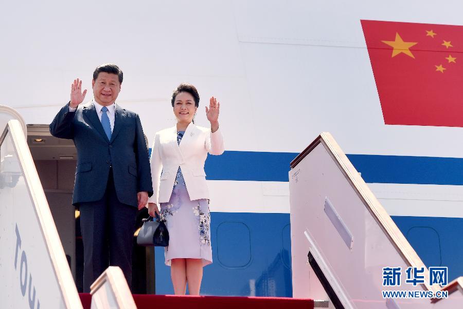9月11日，中國國家主席習近平抵達杜尚別，應塔吉克斯坦總統(tǒng)拉赫蒙邀請，出席上海合作組織成員國元首理事會第十四次會議并對塔吉克斯坦進行國事訪問。這是習近平和夫人彭麗媛走出機艙。新華社記者 馬占成 攝 