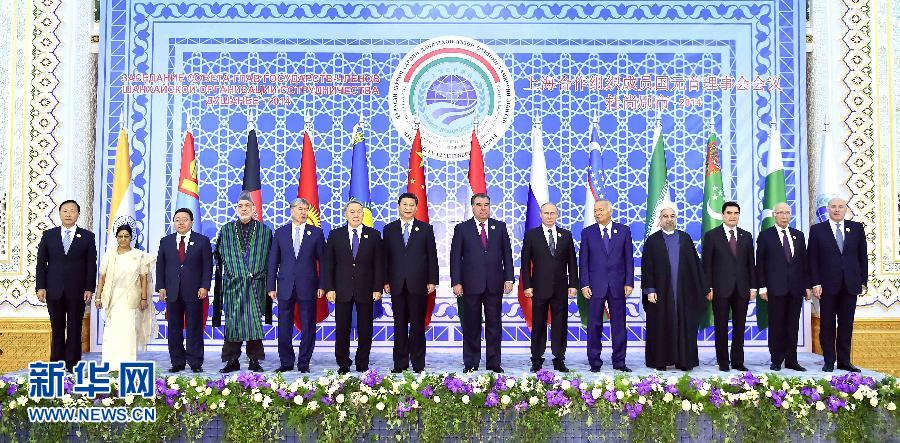 9月12日，上海合作組織成員國元首理事會第十四次會議在塔吉克斯坦首都杜尚別舉行。國家主席習近平出席會議并發(fā)表重要講話。這是與會成員國元首、觀察員國領導人或代表、主席國客人以及有關(guān)國際和地區(qū)組織代表集體合影。新華社記者李濤攝 