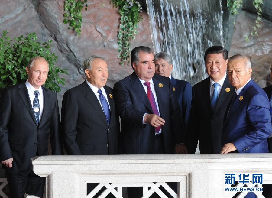9月12日，上海合作組織成員國元首理事會第十四次會議在塔吉克斯坦首都杜尚別舉行。國家主席習(xí)近平出席會議并發(fā)表重要講話。這是習(xí)近平同其他成員國元首親切交談。新華社記者謝環(huán)馳攝 