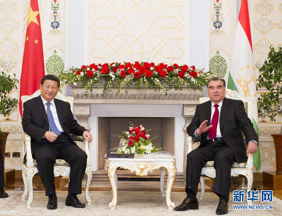 9月13日，國家主席習(xí)近平在杜尚別同塔吉克斯坦總統(tǒng)拉赫蒙舉行會談。 新華社記者黃敬文攝 