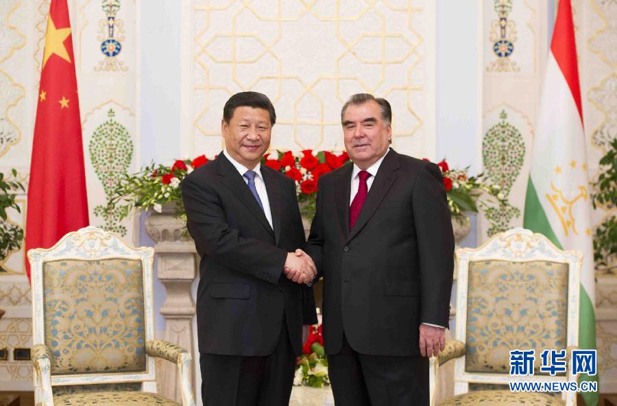 9月13日，國家主席習(xí)近平在杜尚別同塔吉克斯坦總統(tǒng)拉赫蒙舉行會談。 新華社記者黃敬文攝 